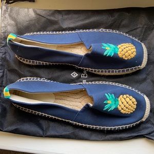 Vera Bradley pineapple flats